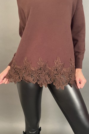 Maglia Persefone con pizzo traforato sul fondo in cotone e viscosa Maglia Persefone con pizzo traforato sul fondo in cotone e...