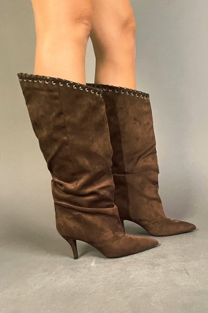 Asymmetrischer High Chic-Stiefel mit weichem und drapiertem Bein 