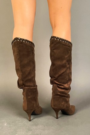 Asymmetrical high chic boot with soft and draped leg 