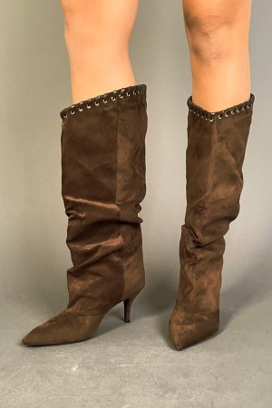 Botte chic asymétrique avec une jambe douce et drapée 