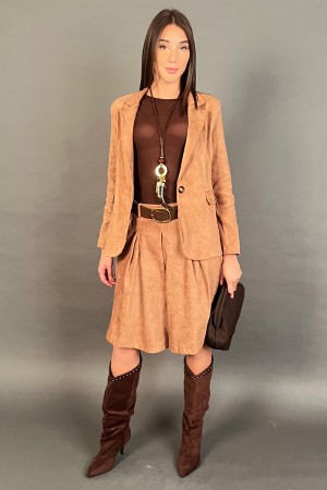 Giacca Miss in camoscio elasticizzata con bottone centrale Giacca Miss in camoscio elasticizzata con bottone centrale Giacca ...