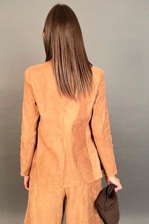 Giacca Miss in camoscio elasticizzata con bottone centrale Giacca Miss in camoscio elasticizzata con bottone centrale Giacca ...