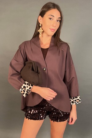 Giacca Silvy asimmetrica con risvolto maniche animalier  Giacca Silvy asimmetrica con risvolto maniche animalier  Giacca Silv...