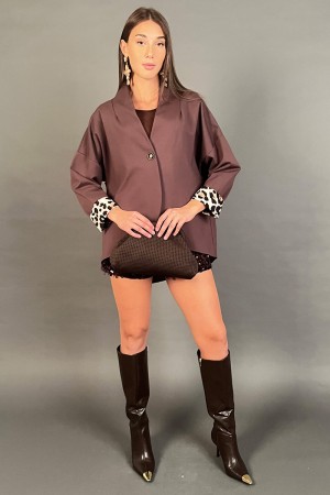 Giacca Silvy asimmetrica con risvolto maniche animalier  Giacca Silvy asimmetrica con risvolto maniche animalier  Giacca Silv...