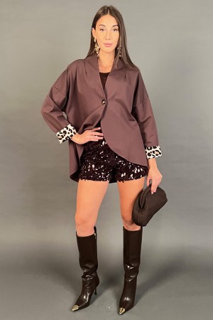 Giacca Silvy asimmetrica con risvolto maniche animalier  Giacca Silvy asimmetrica con risvolto maniche animalier  Giacca Silv...