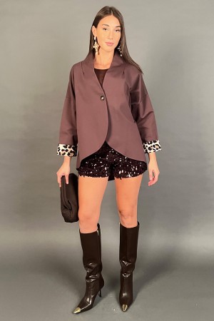 Giacca Silvy asimmetrica con risvolto maniche animalier  Giacca Silvy asimmetrica con risvolto maniche animalier  Giacca Silv...