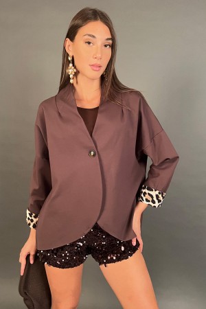 Giacca Silvy asimmetrica con risvolto maniche animalier  Giacca Silvy asimmetrica con risvolto maniche animalier  Giacca Silv...