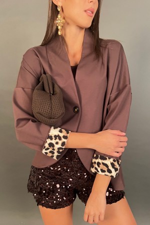 Giacca Silvy asimmetrica con risvolto maniche animalier  Giacca Silvy asimmetrica con risvolto maniche animalier  Giacca Silv...