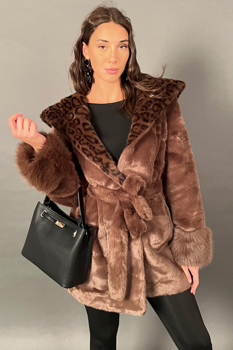 Ecopelliccia Lelly a pelo corto con con bordo in stampa animalier maniche con peliccia voluminosa Ecopelliccia Lelly a pelo c...