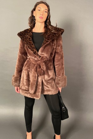 Lally short-haired Lelly with with animal print border sleeves with voluminous hair