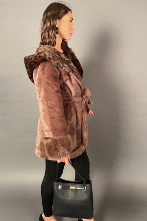Lally short-haired Lelly with with animal print border sleeves with voluminous hair