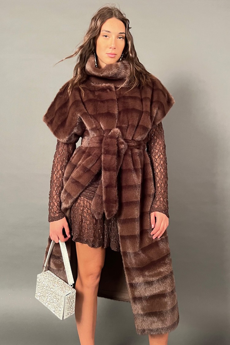 Gilet lungo Essenza in ecopelliccia con taglio svasato Gilet lungo Essenza in ecopelliccia con taglio svasato Gilet lungo Ess...