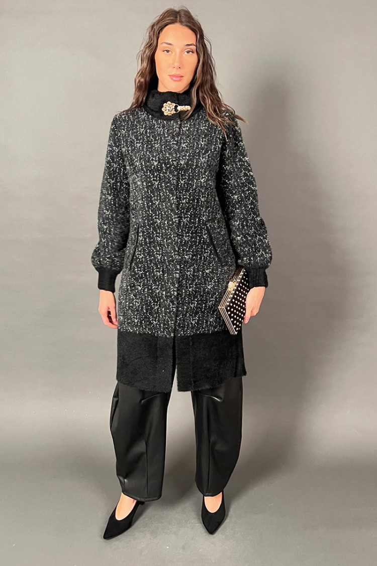 Cardigan Noemi in maglia morbida con chiusura gioiello  Cardigan Noemi in maglia morbida con chiusura gioiello  Cardigan Noem...