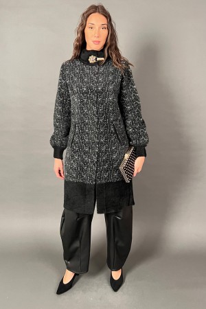 Cardigan Noemi in maglia morbida con chiusura gioiello  Cardigan Noemi in maglia morbida con chiusura gioiello  Cardigan Noem...