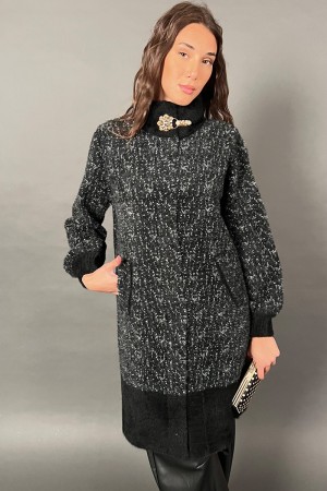 Cardigan Noemi in maglia morbida con chiusura gioiello  Cardigan Noemi in maglia morbida con chiusura gioiello  Cardigan Noem...