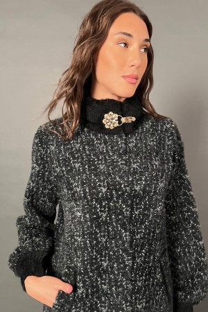 Cardigan Noemi in maglia morbida con chiusura gioiello  Cardigan Noemi in maglia morbida con chiusura gioiello  Cardigan Noem...