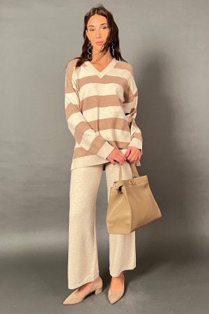 Miny in Netz mit horizontaler gestreifter Bluse und fester Farbhose koordiniert