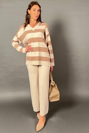Miny in Netz mit horizontaler gestreifter Bluse und fester Farbhose koordiniert