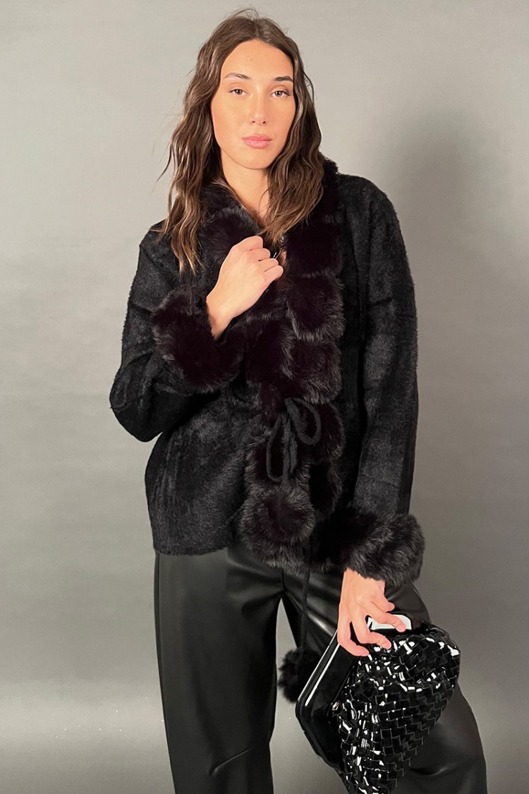 Cardigan Marica in maglia morbida effetto ecopelliccia con collo removibile e pon pon  Cardigan Marica in maglia morbida effe...
