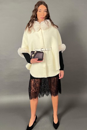 Effet de laine à poil court Silvia Cape avec des bords éco-cuir de grandes manches et une ceinture assortie