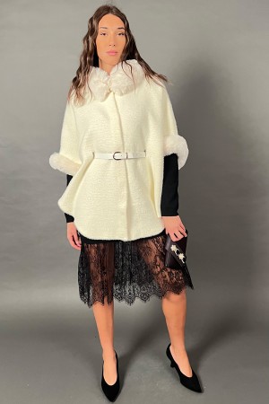 Effet de laine à poil court Silvia Cape avec des bords éco-cuir de grandes manches et une ceinture assortie