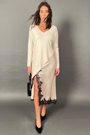 Vestido largo de Adriana con insertos de encaje y un punto suave de manga suave 