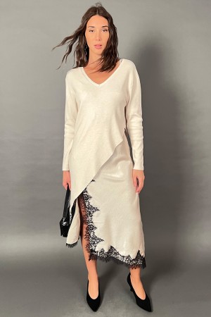 Vestido largo de Adriana con insertos de encaje y un punto suave de manga suave 