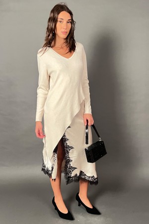 Abito lungo Adriana con inserti in pizzo e maglia morbida a maniche lunghe abbinata  Abito lungo Adriana con inserti in pizzo...