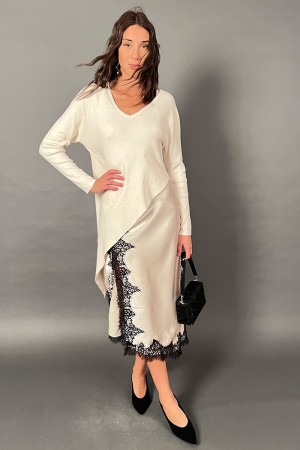 Longue robe Adriana avec inserts en dentelle et tricot doux à manches douce 