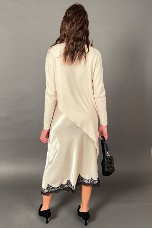 Vestido largo de Adriana con insertos de encaje y un punto suave de manga suave 
