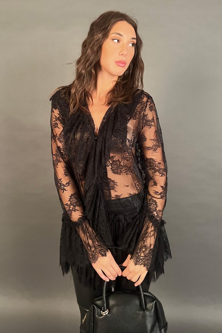 Blusa Cherì lunga con balza sullo scollo e pizzo Blusa Cherì lunga con balza sullo scollo e pizzo Blusa Cherì lunga con balza...