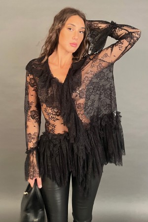 Bluse mit Balza auf dem Halsausschnitt und Spitze