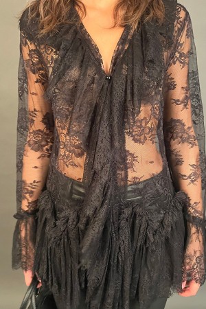 Blusa Cherì lunga con balza sullo scollo e pizzo Blusa Cherì lunga con balza sullo scollo e pizzo Blusa Cherì lunga con balza...
