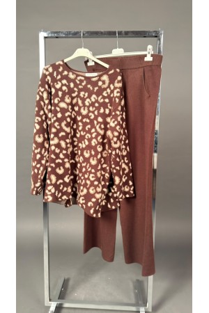 Coordinato Lucy leopardato con inserti in fili lurex oro a maniche lunghe Coordinato Lucy leopardato con inserti in fili lure...