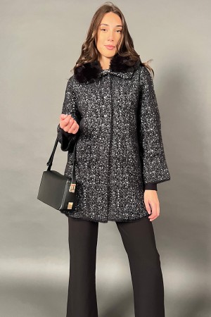 Cappotto Perla in maglia con collo in ecopelliccia removibile con fantasia astratta a puntini Cappotto Perla in maglia con co...