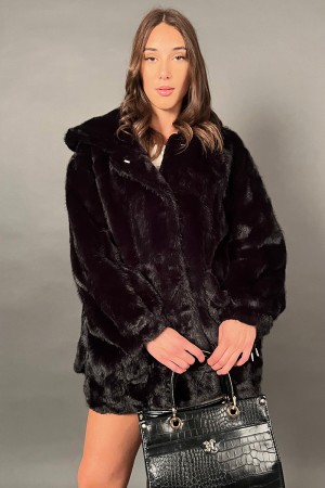 Ecopelliccia Nocciola con cappuccio tasconi nella parte anteriore  Ecopelliccia Nocciola con cappuccio tasconi nella parte an...