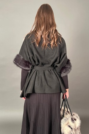 Ecopelliccia Amira modello mantella con dettagli in ecocamoscio  Ecopelliccia Amira modello mantella con dettagli in ecocamos...