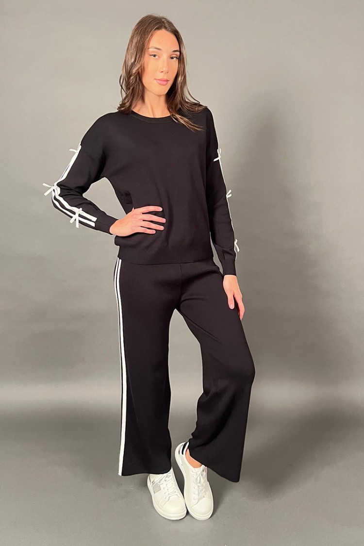 Coordinato fiocco maglia con fiocchi e pantalone con bande laterali  Coordinato fiocco maglia con fiocchi e pantalone con ban...
