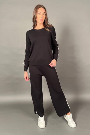 Coordinato fiocco maglia con fiocchi e pantalone con bande laterali  Coordinato fiocco maglia con fiocchi e pantalone con ban...