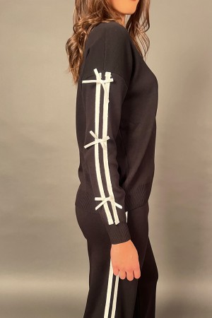Coordinato fiocco maglia con fiocchi e pantalone con bande laterali  Coordinato fiocco maglia con fiocchi e pantalone con ban...