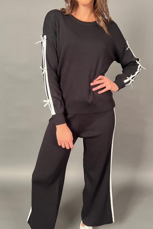 Coordinato fiocco maglia con fiocchi e pantalone con bande laterali  Coordinato fiocco maglia con fiocchi e pantalone con ban...