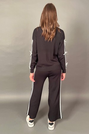 Coordinato fiocco maglia con fiocchi e pantalone con bande laterali  Coordinato fiocco maglia con fiocchi e pantalone con ban...