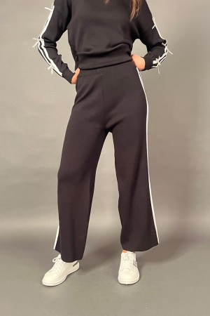 Coordinato fiocco maglia con fiocchi e pantalone con bande laterali  Coordinato fiocco maglia con fiocchi e pantalone con ban...