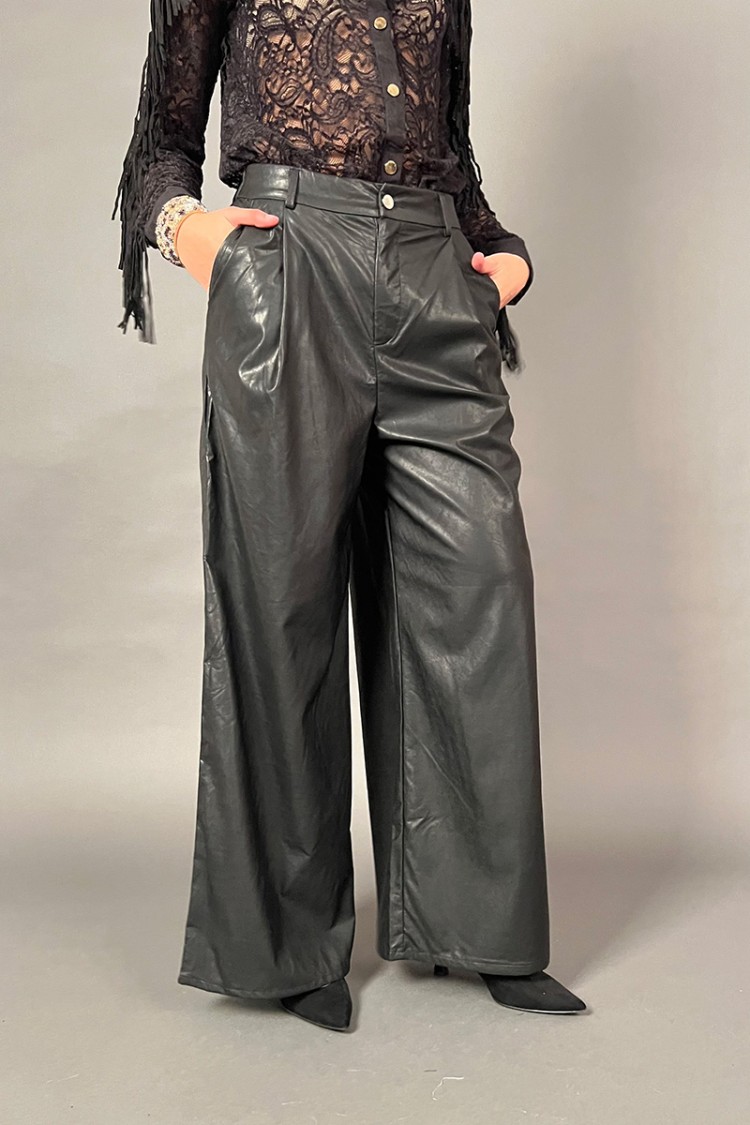 Pantalone Margaret in ecopelle con cinta abbinata con borchiette Pantalone Margaret in ecopelle con cinta abbinata con borchi...