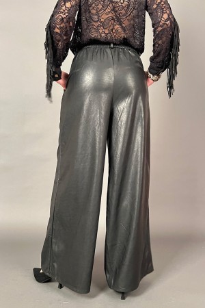 Pantalone Margaret in ecopelle con cinta abbinata con borchiette Pantalone Margaret in ecopelle con cinta abbinata con borchi...