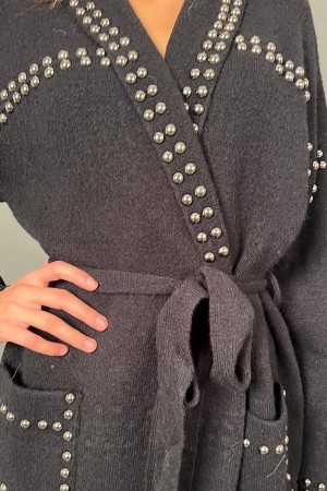 Cardigan Arisa con borchie argento e laccio in vita Cardigan Arisa con borchie argento e laccio in vita Cardigan Arisa con bo...