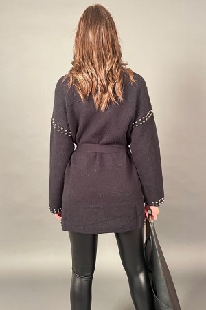 Cardigan Arisa con borchie argento e laccio in vita Cardigan Arisa con borchie argento e laccio in vita Cardigan Arisa con bo...