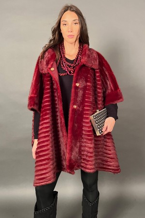 Modelo Ecopellica Athena Poncho con cuello puntiagudo clásico