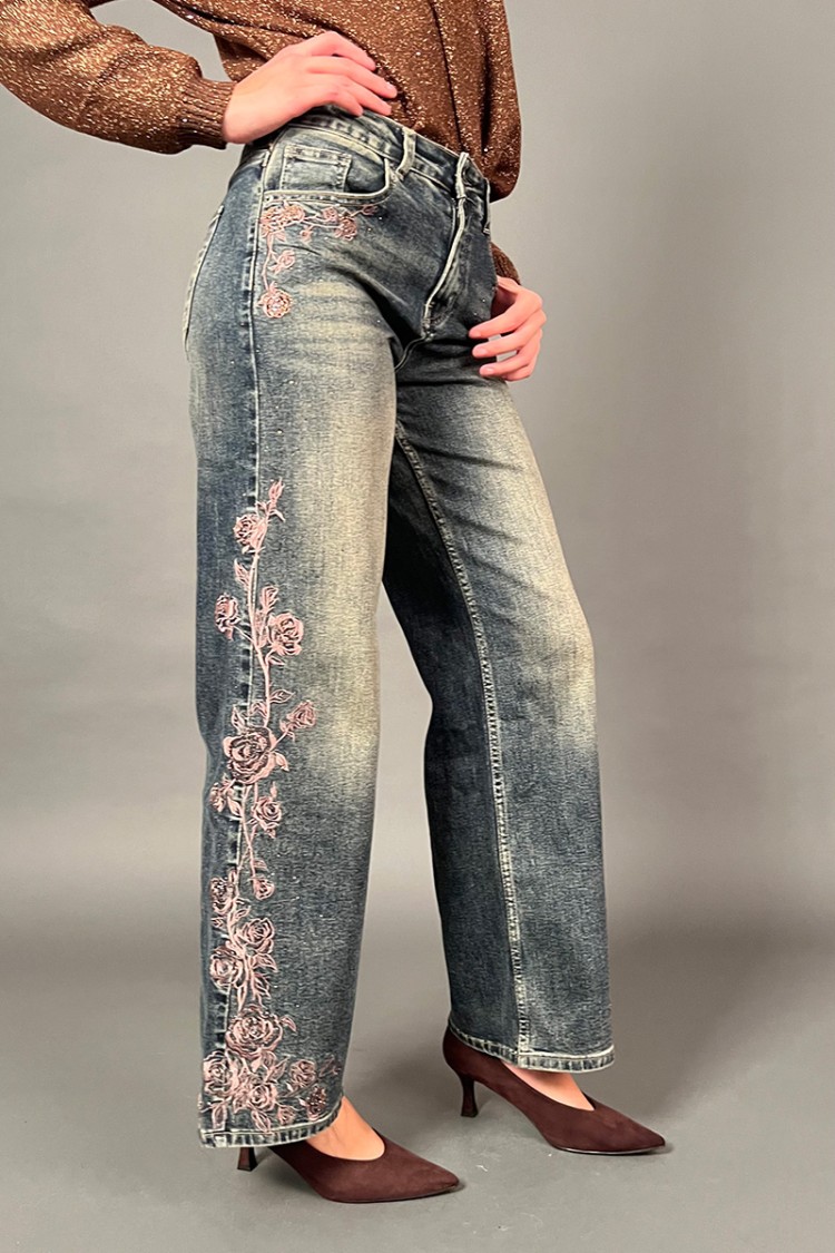 Jeans wood con ricamo fiorato e strass  Jeans wood con ricamo fiorato e strass  Jeans wood con ricamo fiorato e strass