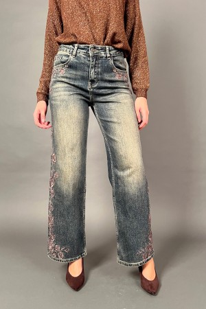 Jeans wood con ricamo fiorato e strass  Jeans wood con ricamo fiorato e strass  Jeans wood con ricamo fiorato e strass